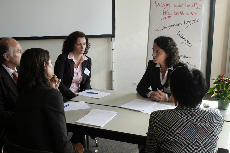 Dr. Ulrike Schraps moderiert das Worldcafe zum Thema "Neue Trends in der Weiterbildung".