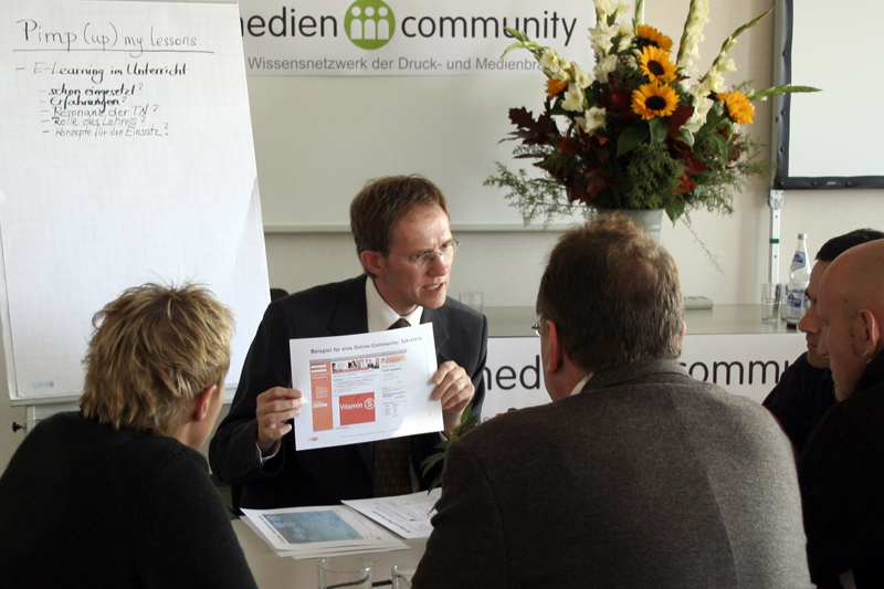 Dr. Lutz Goertz moderiert das Worldcafe zum Thema "E-Learning im Unterricht".
