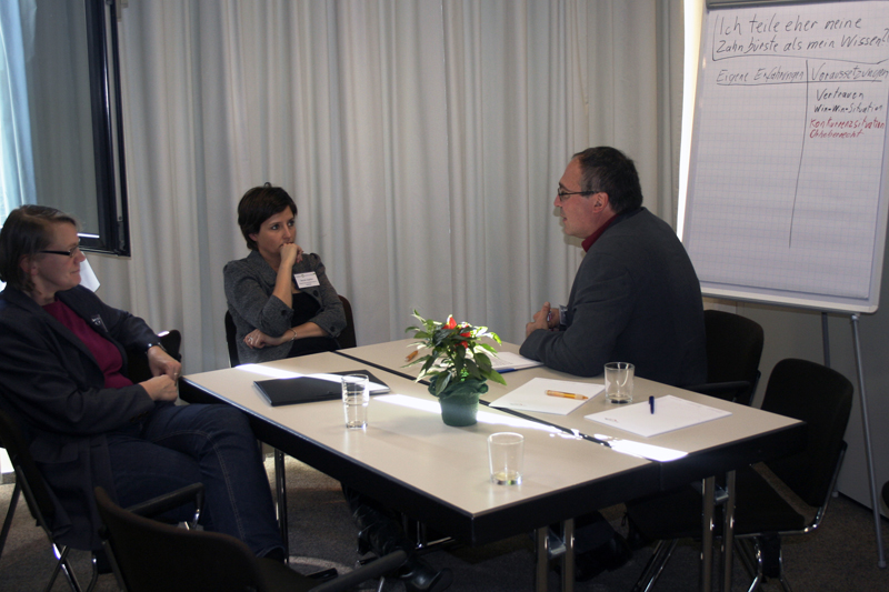 Thomas Hagenhofer moderiert das Worldcafe zum Thema "Wissen teilen".