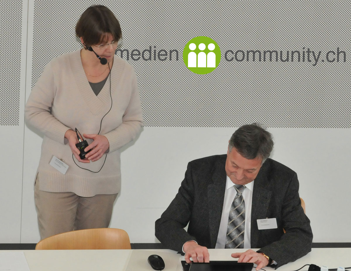 Peter Edelmann, der Verbandspräsident der Schweizer Viscom, schaltet - unter den wachsamen Augen von Prof. Anne König - die neue Website Mediencommunity.ch frei.